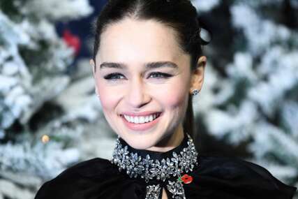 NESVAKIDAŠNJI INCIDENT Emilia Clarke slomila rebro tokom ljubavnih scena nove serije