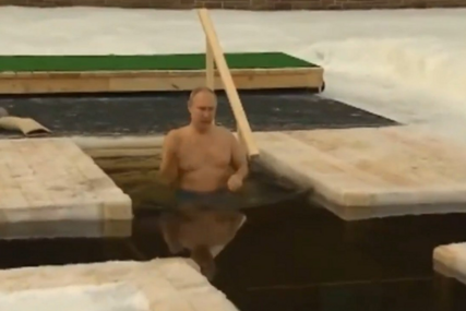 Vladimir Putin se okupao na Bogojavljenje: Prekrstio se i tri puta uronio u ledenu vodu (VIDEO)