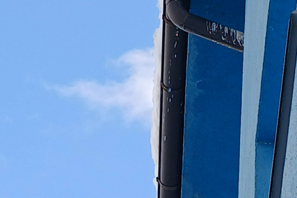 HAOTIČNO IZ DANA U DAN! Snijeg prijeti sa krovova, fasade se obrušavaju, a pješačke staze okovane ledom