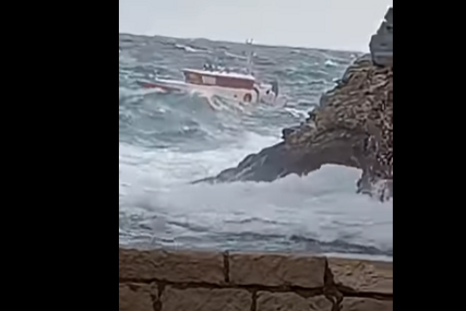 Kamere snimile užas kada su valovi od 7 metara odnijeli Bosanca u dubine Jadrana