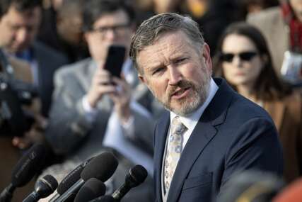 Massie: "Psst, Danci, recite Trumpu da su Epsteinovi dosjei na Grenlandu"