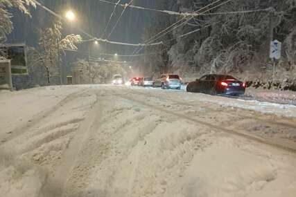 Snijeg u Sarajevu paralizira grad: Automobili i pješaci se snalaze kako znaju (FOTO)