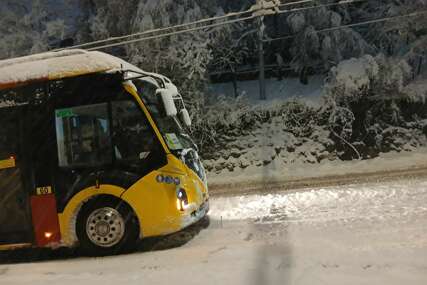 Kolaps saobraćaja u Alipašinoj: Dva trolejbusa stala na cesti (FOTO)