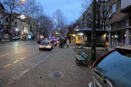 Ciglom razbijeni portali na ugostiteljskom objektu i pekari u centru Sarajeva