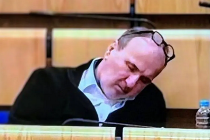 Bh. političar zaspao na sjednici Parlamenta FBiH: Srđan Srdić mu posvetio pjesmu