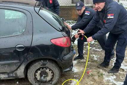 Drama na velikoj hladnoći: Beba ostala zaključana u autu (FOTO)