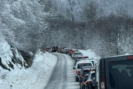Haos na putu Bjelašnica-Sarajevo: Vozači satima zaglavljeni u snijegu