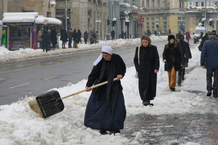 Snijeg ogolio sve sistemske slabosti zimskog održavanja puteva: Sarajevo čiste 33 vozila, Ljubljanu više od 100