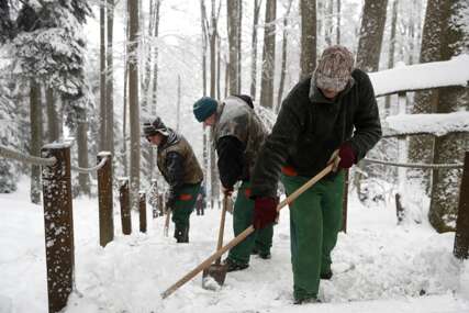 Snijeg pada u cijeloj Dalmatinskoj zagori, na terenu 30 ekipa