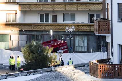 Potencijalni uzrok tragedije u Švicarskoj: Za sve kriv konobar koji je plesao na ramenima kolege?