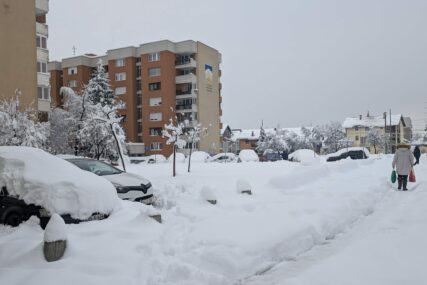 Sarajevo: Na Dobrinji bačena eksplozivna naprava, pričinjena je materijalna šteta