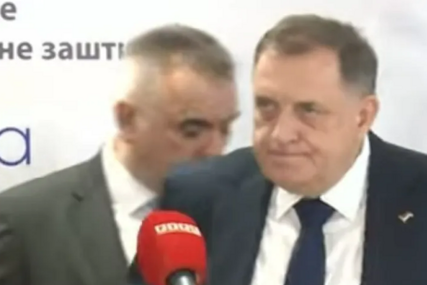 (VIDEO) POKAZAO KO JE 'BAJA' Dodik odgurnuo Cvijanović i Minića kako bi Vučić stao do njega