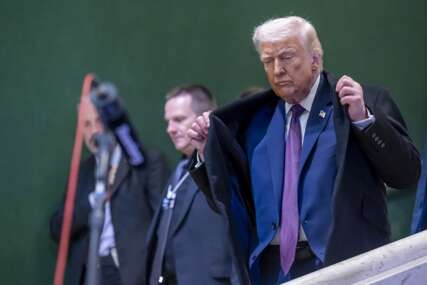 Trump tvrdi da je modrica na ruci posljedica uzimanja aspirina, a ne povrede