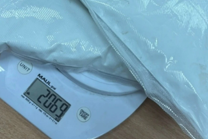 Gradačac: Policija u automobilu pronašla dva kilograma spida i marihuanu, uhapšena dvojica muškaraca