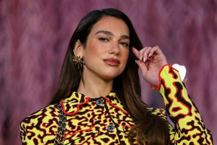 Dua Lipa se pobrinula da na Chanel reviji svi gledaju u nju: Pojavila se u žutom kompletu neobičnog printa
