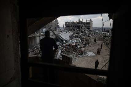 IZRAELSKI ZLOČINCI DRONOM POGODILI ŠKOLU UNRWA Palestinac ostao slijep, ubijen mu sin jedinac