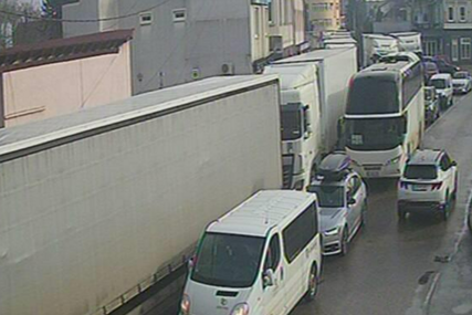 Duge su kolone vozila na graničnom prijelazu Velika Kladuša