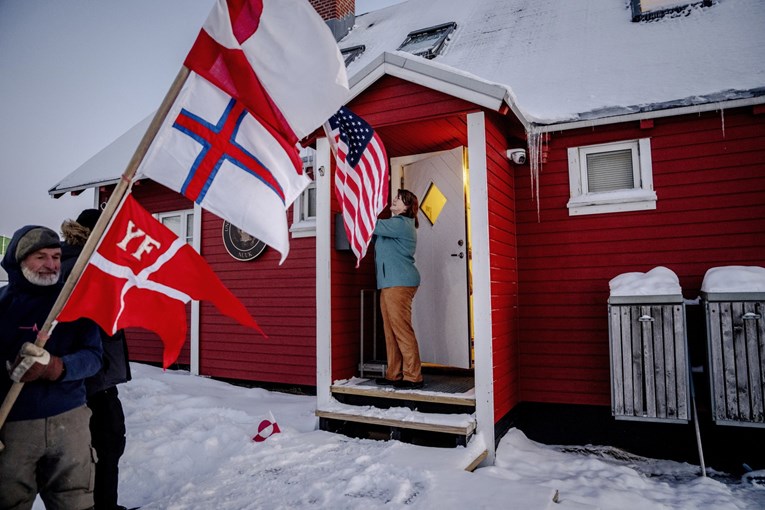 FOTO: DANSKI BICIKLIST JENS ERIK KJELDSEN DRŽI ZASTAVE ISPRED AMERIČKOG KONZULATA NA GRENLANDU /EPA