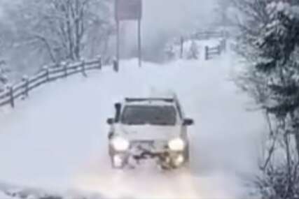 VIDEO Pripadnici GSS-a se probili kroz duboki snijeg kako bi hitno prevezli trudnicu na KCUS