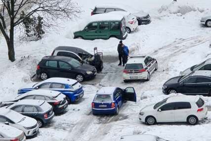 Novi požar na sarajevskom parkingu: Izgorio Smart, oštećen i Golf FOTO