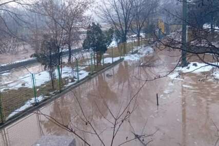 Kakanj: Rijeka Bosna dostigla opasan nivo, poplavljena cesta