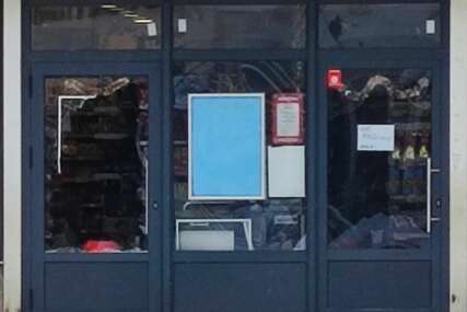 Razbili staklo na vratima Konzuma na Vojničkom polju i ukrali cigarete