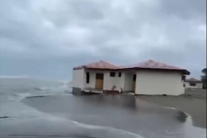 (VIDEO) Katastrofa u Crnoj Gori: More odnijelo kuće na turističkoj destinaciji