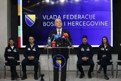 Elvedina Muzaferija i Marko Šljivić nose zastave Bosne i Hercegovine na ZOI "Milano Cortina 2026"