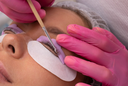 Elma Ćatić ODGOVARA NA PITANJA ČITALACA Bosnainfo: Koliko dugo traje lash lift kad se uradi i ima li nus pojave?