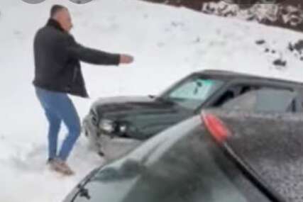 Drama u Derventi: Lovočuvar napravio udes pa pokušao pobjeći, mještani ga zaustavili na ulici VIDEO