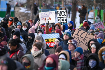 Demonstranti na ulicama Minneapolisa nakon ubistva muškarca, političari traže odlazak imigracijskih agenata