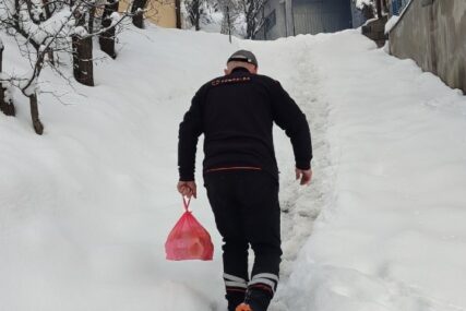 Mirso iz Pomozi.ba je mahalama zatrpanim snijegom donosio obroke za stara i teško pokretna lica