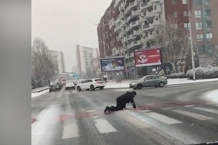 Opreza nikad dosta: Muškarac u Skoplju zbog poledice puzao preko pješačkog prelaza