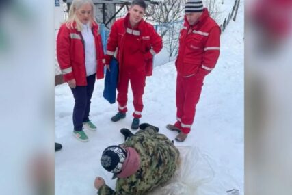 Muškarac se sankao, pa slomio kost: Hitna ga nosila na džaku sa slamom