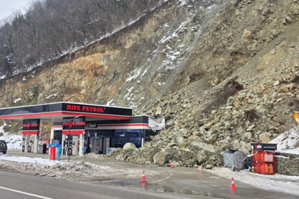 Odron i dalje prijeti benzinskoj pumpi! Iz Gradske uprave Zvornik uputili apel građanima i vozačima