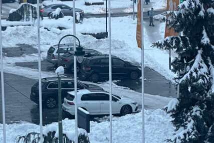 Nekome je snijeg dobro došao: Parking papci napravili parking ispred Narodnog pozorišta u Sarajevu