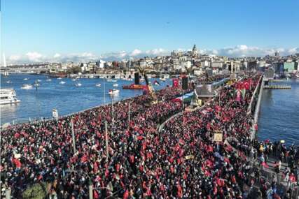 Propalestinski marš okupio preko pola miliona ljudi na mostu Galata u Istanbulu