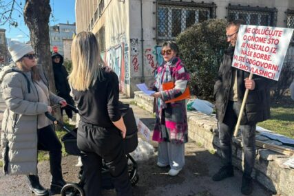 Pacijenti koji su oštećeni zatvaranjem klinike za vantjelesnu oplodnju u Sarajevu izašli na protest