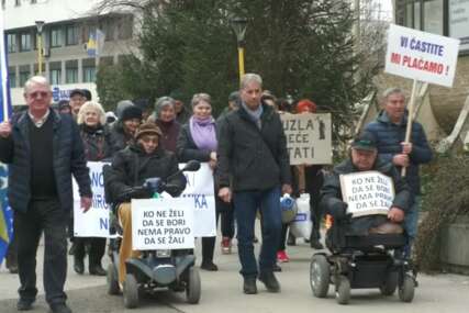 Penzioneri i socijalno ugroženi u Tuzli na ulicama: „Kad platim račune i lijekove, ne ostane mi gotovo ništa“
