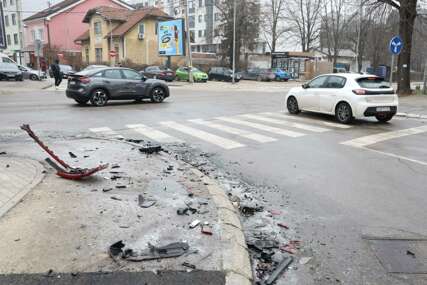 Fotografije sa mjesta STRAVIČNE NESREĆE u Banjaluci: Raskrsnica prekrivena ledom i dijelovima uništenih automobila