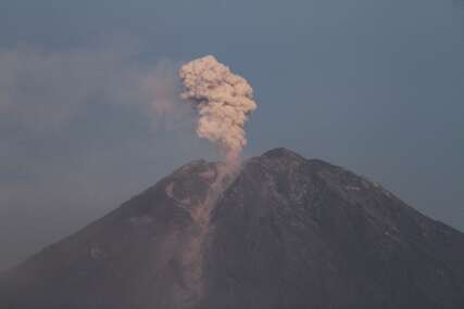 Nova erupcija na planini Semeru u Indoneziji izbacila stub pepela visok 700 metara