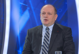 BIVŠI AMBASADOR BiH U CENTRU SKANDALA: Burne reakcije nakon što je glasače DF-a proglasio „neizlječivo bolesnim“...