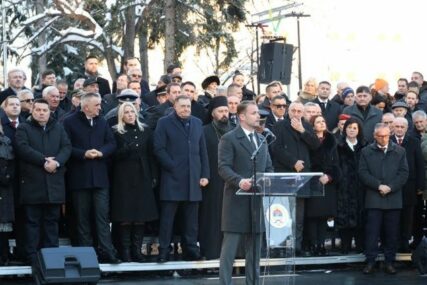Stanivuković poslao poruku jedinstva dok stoji uz Dodika