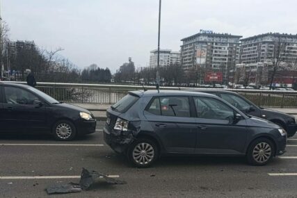 U sudaru dva vozila u centru Sarajeva pričinjena veća materijalna šteta (FOTO)