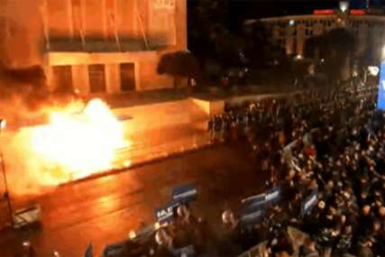 Protesti u Tirani: Demonstranti bacili Molotovljeve koktele na policiju