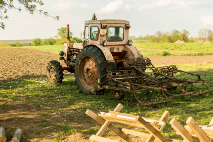 Iskorištavao sina sedam godina: Maloljetnik (13) vozio traktor, auto i kamion