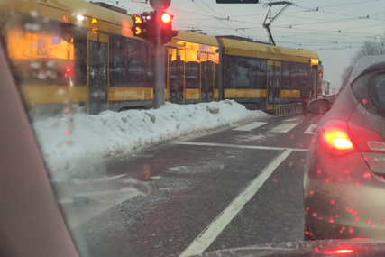 Voda napunila šaht u kome se nalaze napojni kablovi: Šta se sinoć dešavalo na trasi tramvajske pruge?