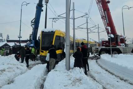Tramvaj iskliznuo sa šina na Ilidži: Evo kako je vraćen nazad