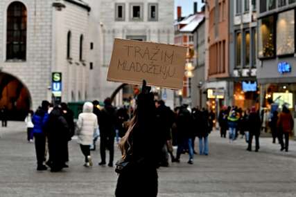 Hrvatica usred Münchena stajala s natpisom "Tražim mladoženju"
