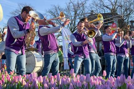 Nacionalni dan tulipana okupio stotine ljudi u Amsterdamu (FOTO)